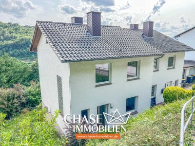 Charmante Doppelhaushälfte in Bad Karlshafen - Wohnen mit Potenzial in Hanglage und Weserblick!
