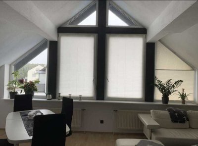 Gepflegte 3-Zimmer-Dachgeschosswohnung mit Einbauküche in Eppertshausen