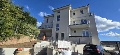 Bad Vilbel mit Fernblick! 3 Zi ETW, Neubau Sofortbezug, 110 m² Wohnfl., 6 FH, Aufzug, 2 gr. Balk.!