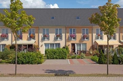 Einfamilien-Reihenmittelhaus mit Pool