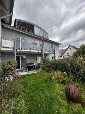 Gepflegte 3,5 Zimmer EG-Wohnung mit EBK, Terrasse und Garten und Garage in 71116 Gärtringen