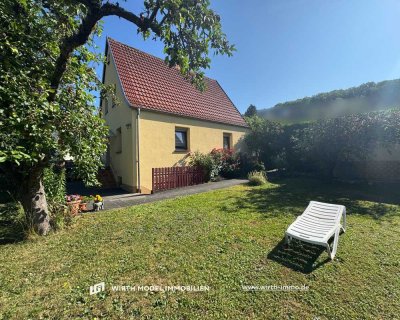 Freistehendes Einfamilienhaus mit Garage auf großem Grundstück