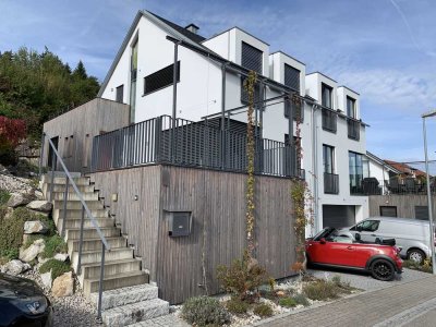 Schöne Architektenhaushälfte mit großen Terrassen