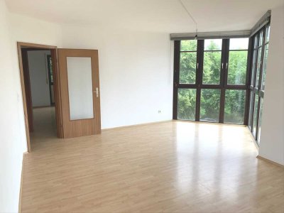 PRAKTISCH + GEMÜTLICH: Schöne Wohnung mit Dachterrasse in Bad Homburg