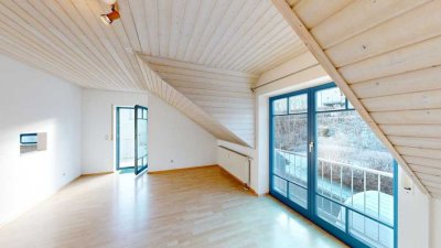 Helle 2-Zimmer-Dachgeschosswohnung mit neuer Einbauküche und zwei Balkonen