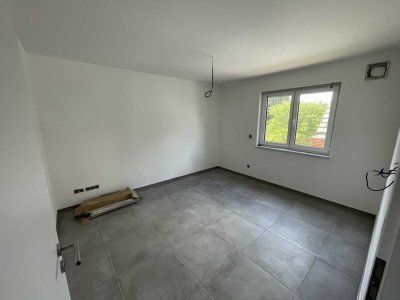 Modern & Möbliert: Lichtdurchflutete 3-Zimmer-Wohnung (KfW-40-Haus)
