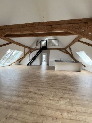 Vollständig saniert! Attraktive 2,5- Zimmer-Dachgeschossmietwohnung mit offener Galerie