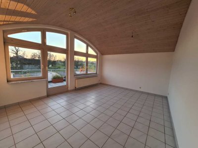 helle Dachwohnung mit großem Südbalkon