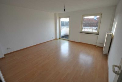 Hanau-mitte  Großzügige 2-Zi.-Whg. mit Blk. und Einbauküche, sowie zusätzl. kleinen Arbeitszimmer