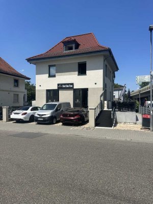 Wohn und Geschäftshaus mit Garten und Garage.