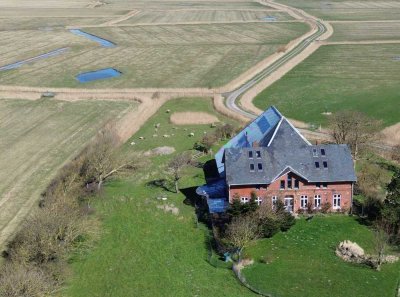 Haubarg auf hoher Warft an der Nordsee