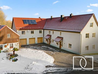 Exklusives Anwesen in Alleinlage – Modernisiertes Zweifamilienhaus auf 43.983 m² großem Grundstück