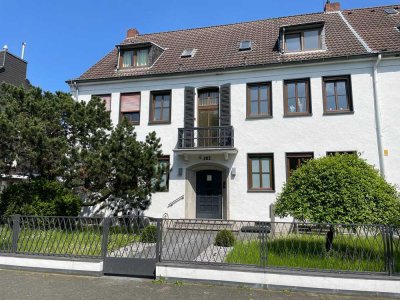 Geschmackvolle, kernsanierte DG-Wohnung mit Einbauküche