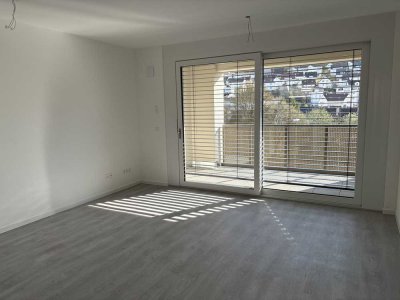 Schöne Neubau-Wohnung mit Balkon und Einbauküche: 2,5-Raum-Wohnung mit geh. Innenausstattung