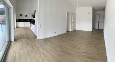 Neuwertige und helle 3,5 Zimmer Wohnung mit großem Balkon und Einbauküche