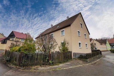 Gut geschnittenes Zweifamilienhaus im Ortskern von Weinberg.