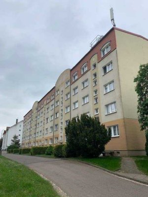 2 Raum Wohnung mit EBK und Balkon in saniertem MFH