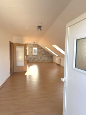Großzügig geschnittene 2-Zimmer DG-Wohnung mit neuer EBK an Einzelperson zu vermieten