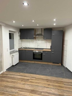 Vollständig renovierte 2,5-Raum-Wohnung mit kleiner Terrasse und Einbauküche in Ensheim