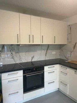 Ruhiges Wohnglück: 3-Zimmer-EG mit Terrasse & Einbauküche"