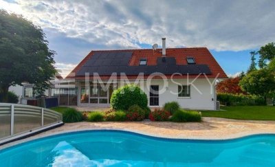 Zeitloses Raumwunder in Ruhelage- Pool, XL Garage, Kellerbar u.v.m.