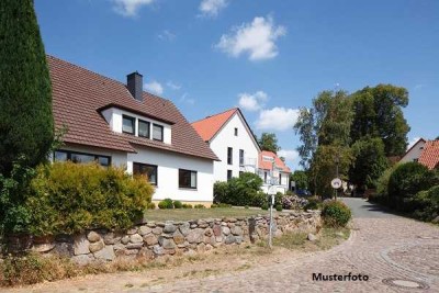 1- bis 2-Familienhaus mit Nebengebäuden