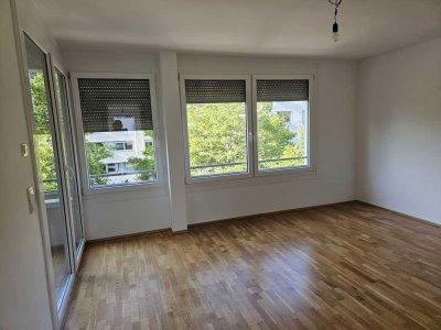 Hirschgarten - Helle 3-Zimmer-Wohnung mit Balkon in ruhiger Lage