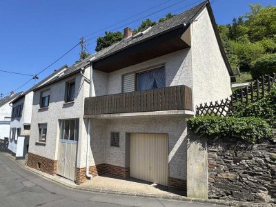 Sanierungsbedürftiges Einfamilienhaus mit Garten und Garage 
in Niederfell zu verkaufen