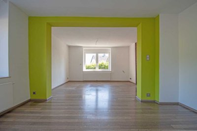 Teilmodernisiertes Zweifamilienhaus mit Garage und Stellplatz auf 566 m² Grundstück