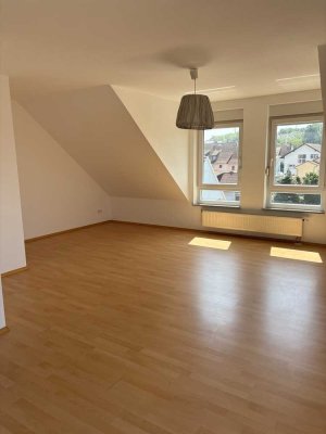 Schöne großzügige 3-Zimmer-Dachgeschosswohnung in Kilianstädten