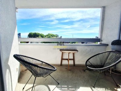 Ruhige, lichtdurchflutete, möblierte 2-Zimmer-Wohnung mit Balkon und Blick auf den Michel