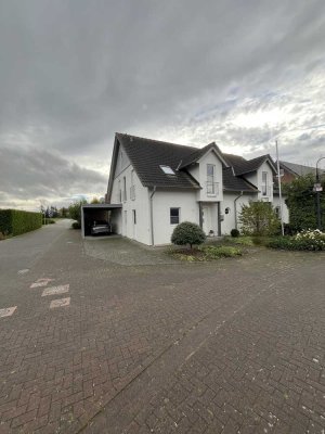 Doppelhaushälfte mit Carport und Garten