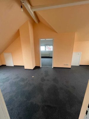 2,5 Zimmer--DG-Wohnung mit Balkon in Kirchheim-Ötlingen