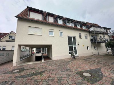 Exklusive, vollständig renovierte 2-Zimmer-Wohnung mit Balkon in Groß-Zimmern