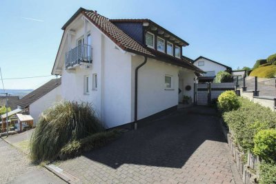 Schöne Immobilie mit Balkonen, Ausblick auf den Rhein und zwei Stellplätzen in Neuwied Feldkirchen