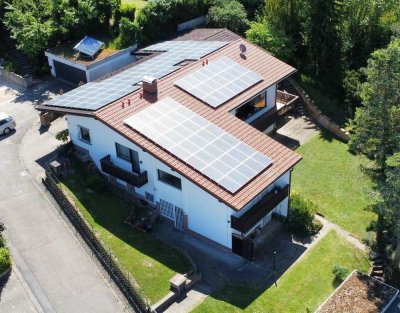Solide Villa mit 2 Wohneinheiten und Schwimmbad in exponierter Lage von Leimen