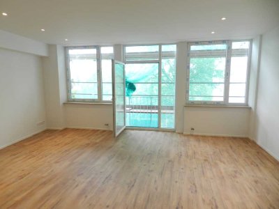 Helle Oberstadtwohnung mit französischem Balkon und Einbauküche
