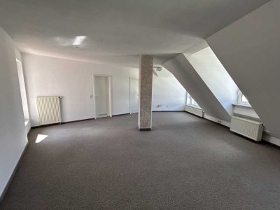 Vielseitige Dachgeschoss-Gewerbeeinheit mit sonniger Terrasse – Umnutzung zu Wohnzwecken möglich
