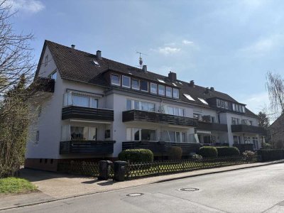 KARSTEN IMMOBILIEN ermöglicht Ihnen: Top ausgestattet - sehr moderne DG-Wohnung mit großem Balkon