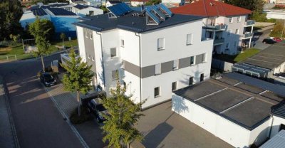 Freundliche und neuwertige 2-Raum-Penthouse-Wohnung mit geh. Innenausstattung mit Balkon