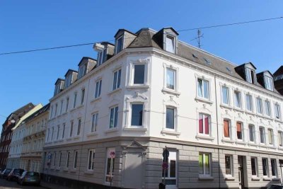 FLENSBURG - NÄHE HAFEN UND ZENTRUM,  GERÄUMIGE 4 ZIMMER ALTBAUWOHNUNG IN GEFRAGTER LAGE