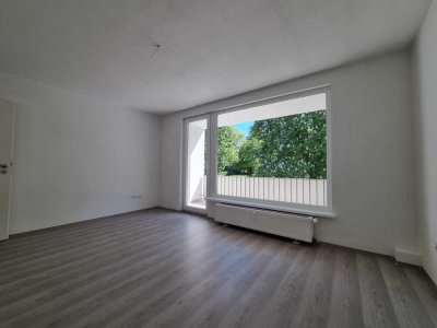 Vollständig renoviert, einzugsbereit ab April 2026! Moderne 2-Zi.-Wohnung mit Balkon in ruhiger Lage
