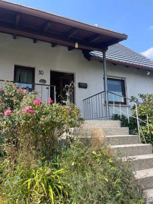 Erstbezug nach Sanierung mit Balkon und Einbauküche: Schöne 4-Raum-EG-Wohnung in Greifenstein
