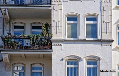 Mehrfamilienhaus mit 2 Garagen und Carports