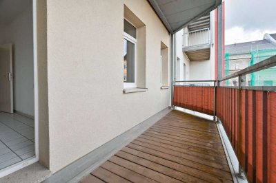Schöne 2-Raum-Wohnung: XXL-BALKON UND PARKETT für Kapitalanleger oder zur Eigennutzung!