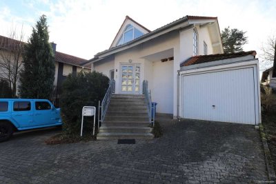 Einfamilienhaus mit Einlieger-Wohnung, Kamin,
Einbauküche und Wärmeluftpumpe