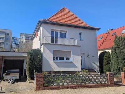 Freistehendes großzügiges Einfamilienhaus in begehrter Wohnlage mit EBK, gr. Garage, Keller, Garten