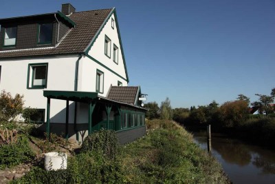 Wohnen am Wasser: Charmantes 4-Zimmer-Haus mit eigenem Bootsanleger direkt an der Lühe