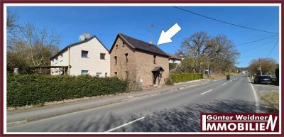 Sanierungsbedürftiges Einfamilienhaus mit Garage.