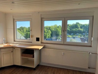 2 Zi DG Wohnung - Sonnig mit Fernblick und Innenstadtnähe